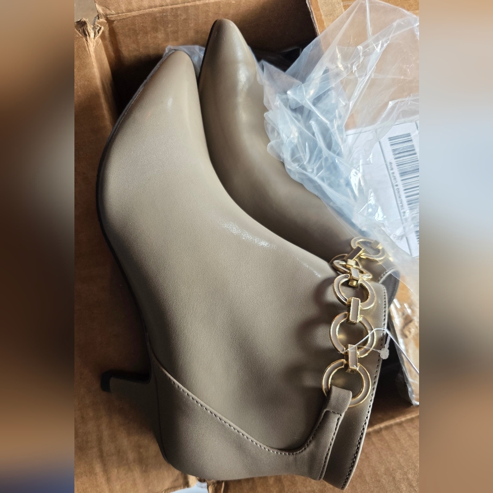 Easy Street Taupe Pointed Toe Ankle Boot with Gold Chain Accent 8.5 Chic New Y2K - Picture 7 of 7